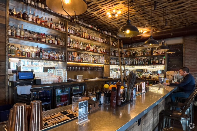 Beer Barn offers numerous tap beers & craft cocktails in Downtown Pleasanton CA.