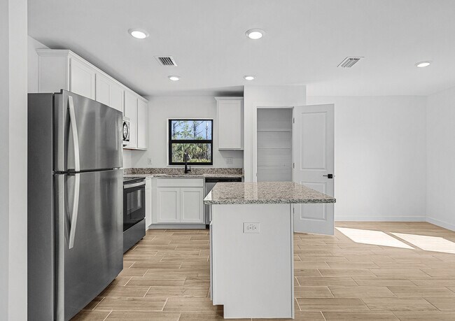 825 Yellowbird Dr unit 37023253, Fort Myers, FL 33913 - photo 4