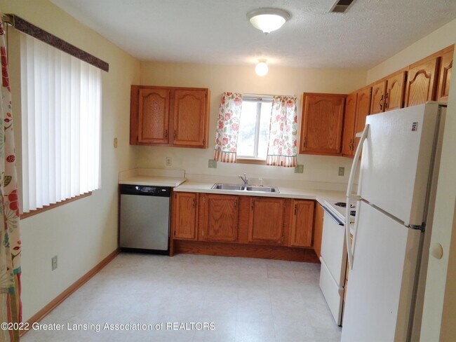 1111 Astwood Mews Ln unit 1, Saint Johns, MI 48879 - photo 4