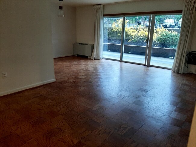 3535 Chevy Chase Lake Dr unit Hamlet House, Chevy Chase, MD 20815 - photo 4