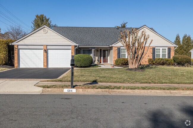 Experience cozy ranch style living in Dranesville with expansive yards and modern features.