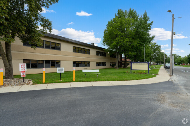 Bethalto East Primary School has a student to teacher ratio of 14:1.