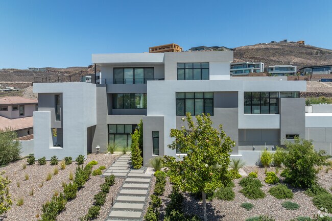 MacDonald Highlands' overall aesthetic is "Desert Elegance Architecture".
