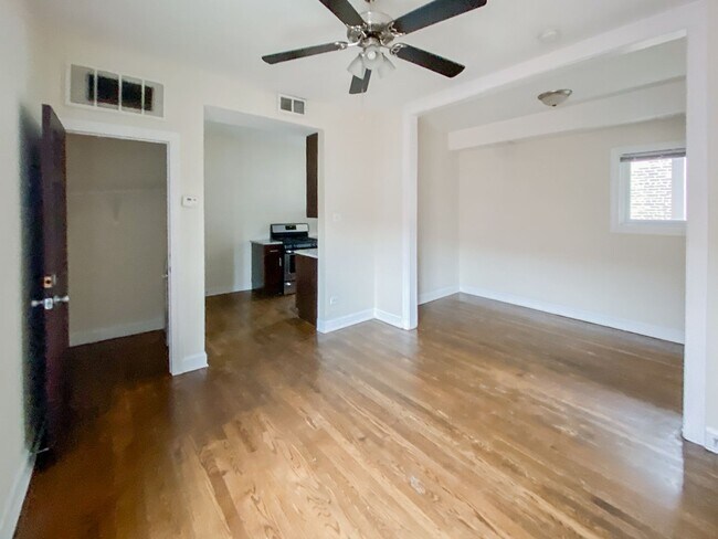 850 W Cornelia Ave unit 3S, Chicago, IL 60657 - photo 4