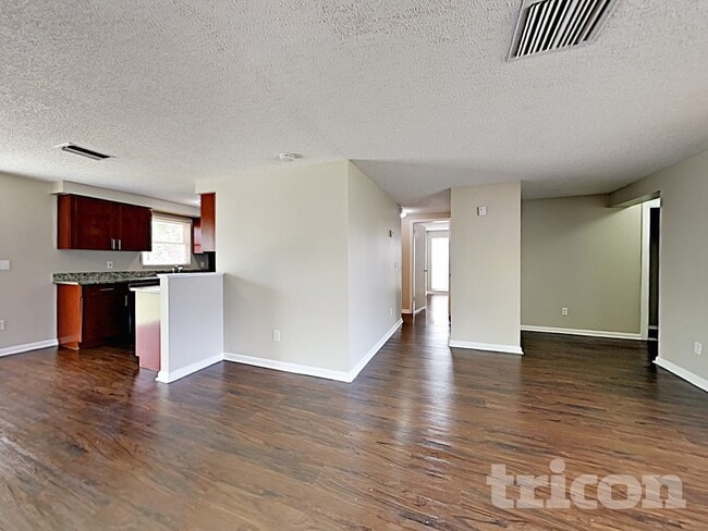 8508 Woodhurst Dr, Tampa, FL 33615 - photo 5