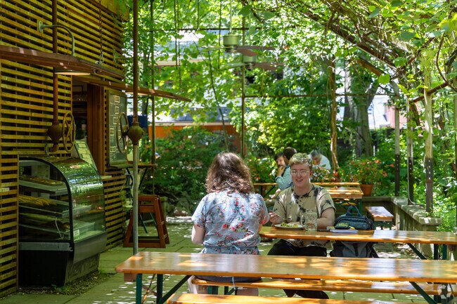 Hollywood residents can grab lunch at Kentucky Native Cafe, under a canopy of greenery.
