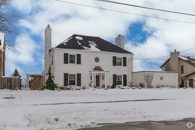 Lakeside homes on historic Walnut Ave include this classic Colonial house.