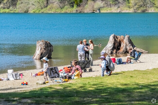 Wilderness Rim locals can enjoy the refreshing waters of Rattlesnake Lake just a mile away.