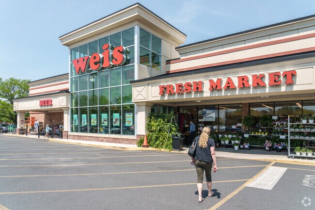 Weis Market is a popular grocery option for many of Elmwood’s residents.
