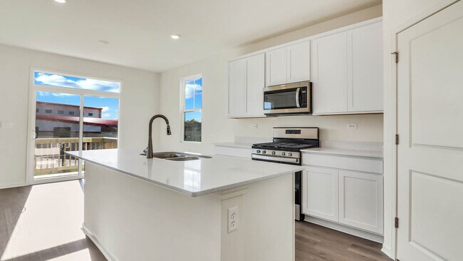 963 Sapphire Ln, Montgomery, IL 60538 - photo 5