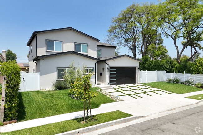 The neighborhoods in Arleta are filled with beautiful modern style homes.
