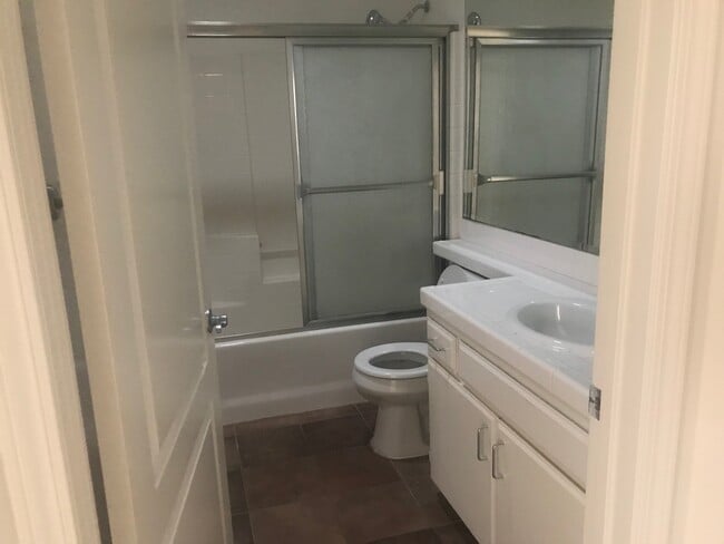 6925 Baird Ave unit 6, Los Angeles, CA 91335 - photo 2