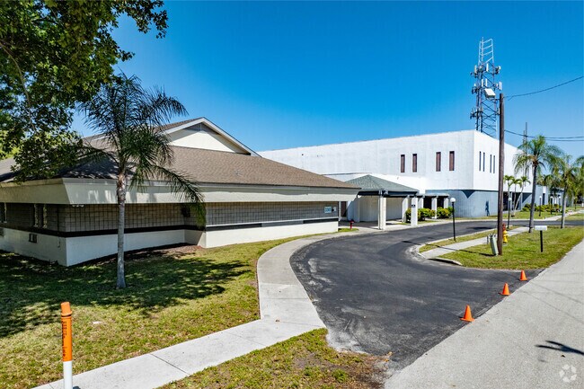 New Life Christian Academy has a teacher student ratio of 32:1.