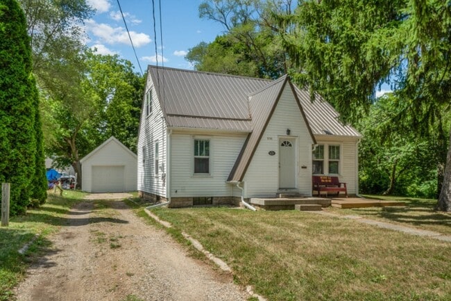 806 Douglas St, Mount Pleasant, MI 48858 - photo 2