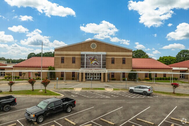 Lake Hamilton Intermediate School has a 17:1 student teacher ratio.