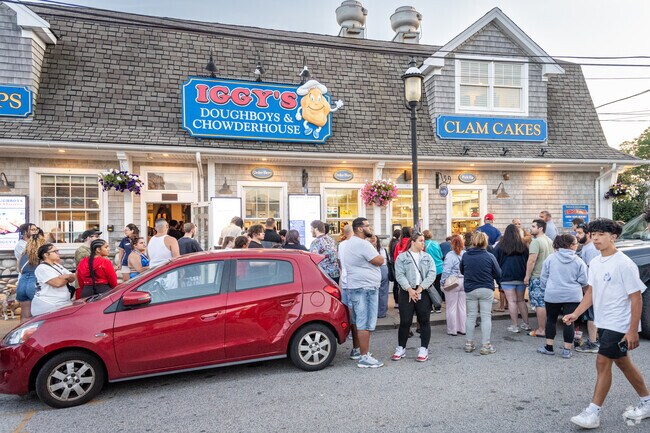 Iggy's Doughboys and Chowder is famous for its fried dough, located minutes from Long Meadow.