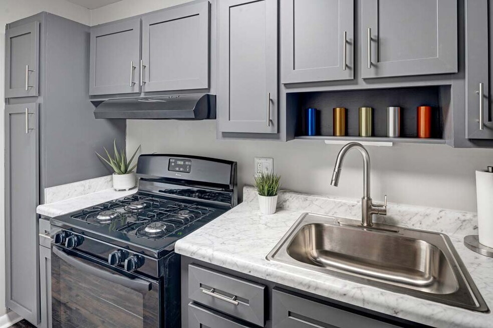 Dublin Plaza, Columbus, OH 43215 - photo 1