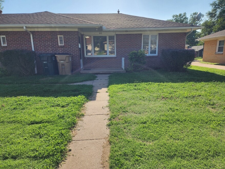 815 East Ave S, Lyons, KS 67554 - photo 1