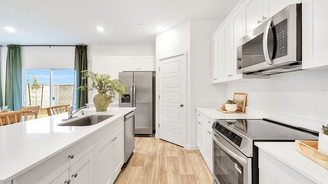 2421 E Grayson St, Visalia, CA 93292 - photo 2