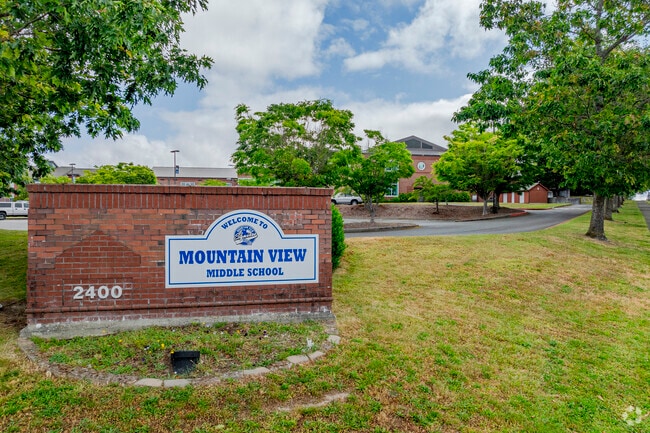 Mountain View Middle School has a C rating on Niche.com