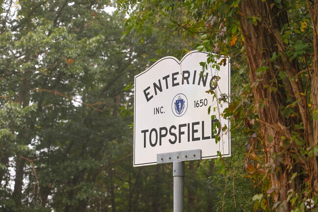 A sign reading 'Entering Topsfield' greets visitors to the town.