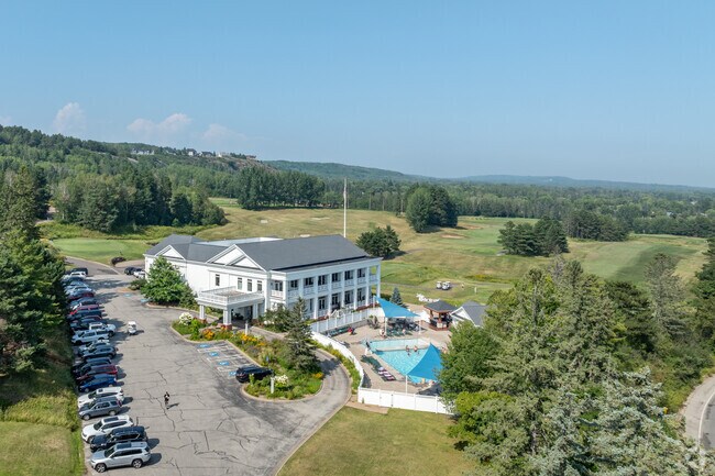 The Northland Country Club is located in Congdon Park.