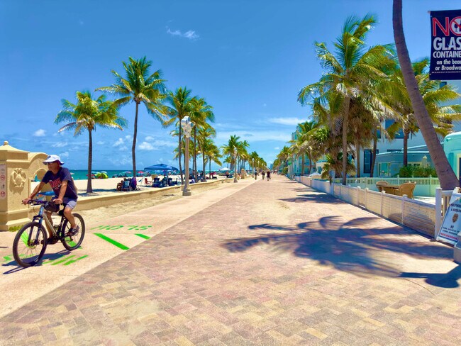 322 Oregon St unit FL2-ID1034664P, Hollywood, FL 33019 - photo 2