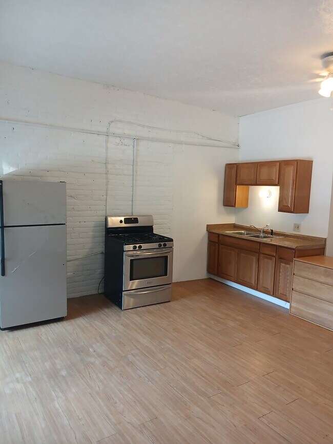 2210 Murray Hill Rd, Cleveland, OH 44106