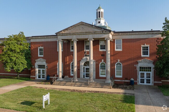 Washington Middle School has a 13 to 1 student to teacher ratio.