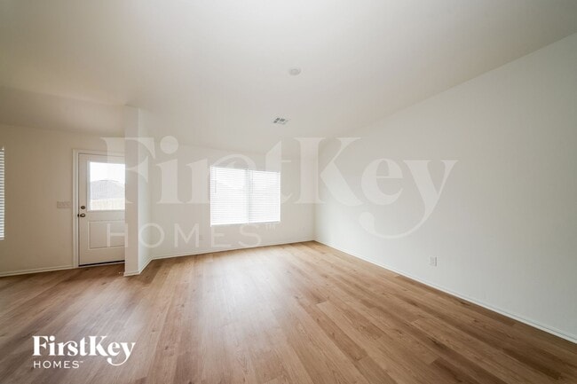 433 Labelle Ln, Tuttle, OK 73089 - photo 2