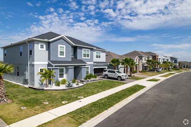 A beautiful row of contemporary craftsman homes in Minneola.