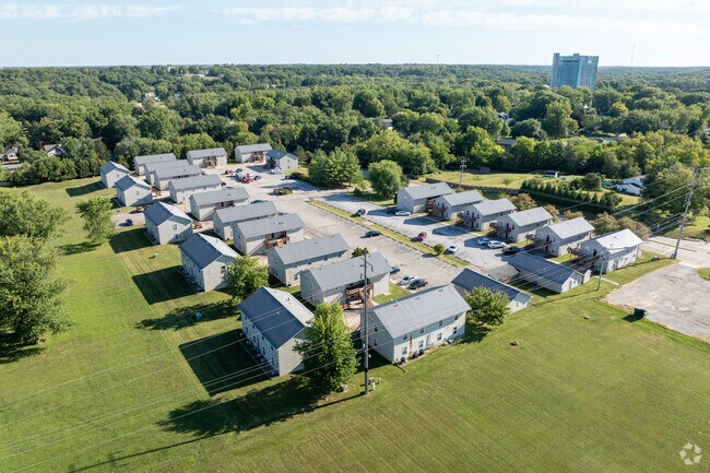 Smith and Royer Apartments, Macomb, IL 61455 - photo 2