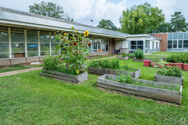 Casey Elementary School enrolls 279 students in grades k-5.