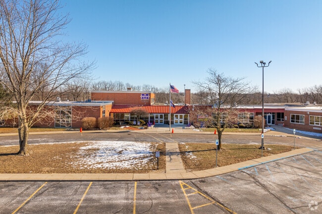 Riverview Elementary School receives an overall Niche Grade of B-.