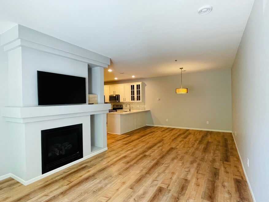 Living rmw/ gas fireplace