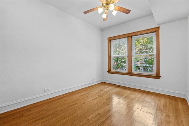 1537 W Addison St unit 2, Chicago, IL 60613 - photo 5