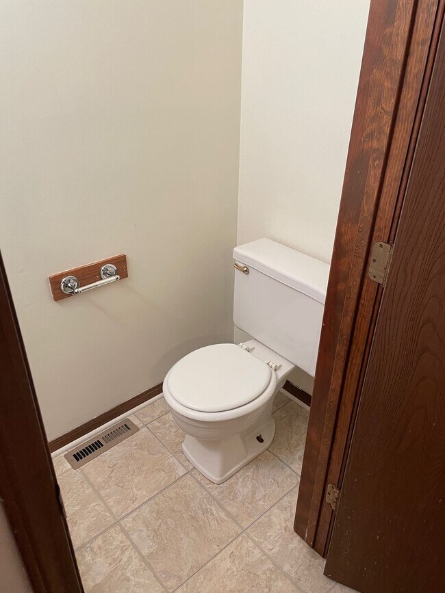 2160 Regency Dr, East Lansing, MI 48823 - photo 5