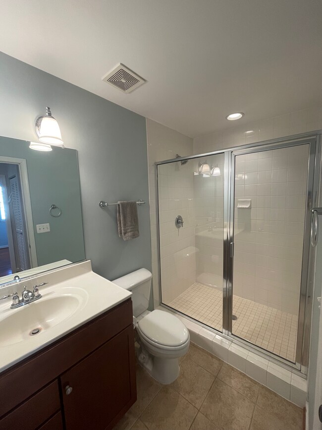 4069 S Four Mile Run Dr unit 401, Arlington, VA 22204 - photo 2