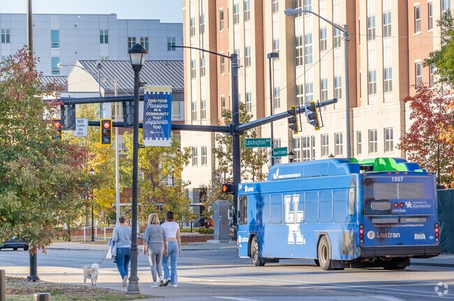 Zandale is a short bus ride away from the University of Kentucky less than a mile to the north.