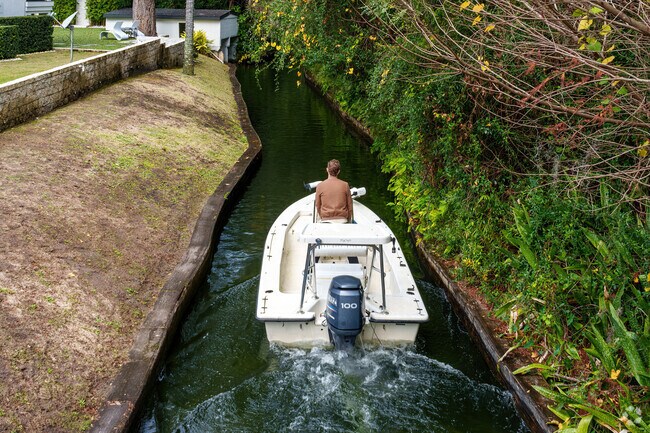 Scenic canals connect Winter Park lakes, delighting boating enthusiasts.