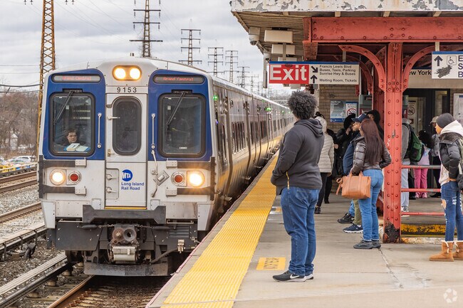 Rosedale residents can hop on the Long Island Railroad to get to Manhattan in mere minutes.