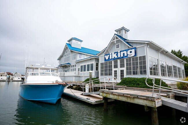 Dock your boat at Safe Harbor and grab a bite near the Newtown/Crown Point neighborhood.