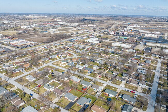 Arbury Hills is only about a 45 minute drive from the heart of downtown Chicago.