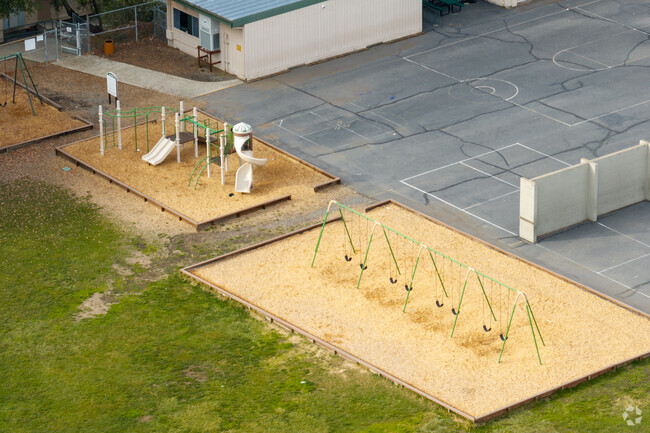 Sierra Elementary School  serves students in grades K-5.