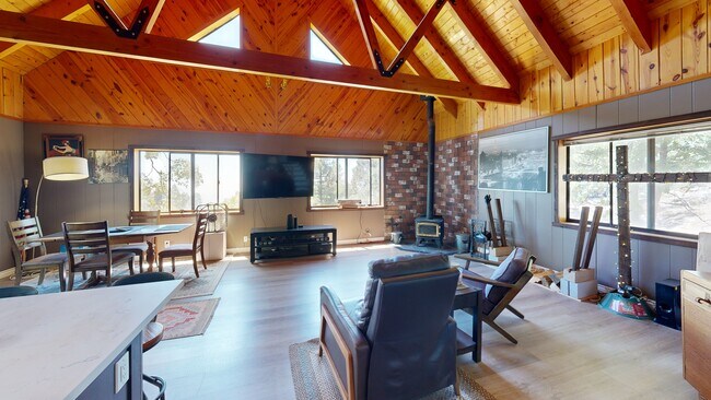 20 Oak Leaf Ln, Running Springs, CA 92382 - photo 2