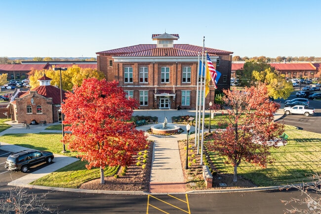 Jeffersonville has a beautiful City Hall which is surrounded by local businesses.