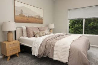 7471 Lakeview Ct, Omaha, NE 68127