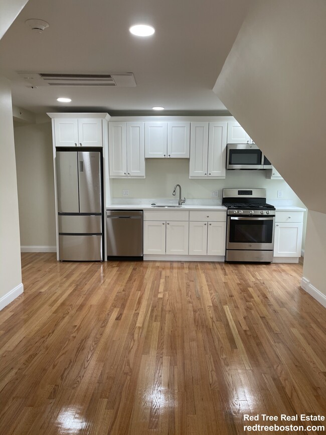 12 Harris St Unit 3, Brookline, MA 02446