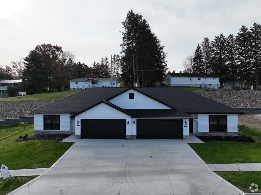 3446 Jamestown Dr, Zanesville, OH 43701 - photo 2