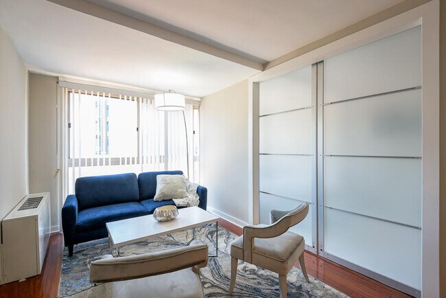 Jefferson House unit ID385P, Washington, DC 20037 - photo 3